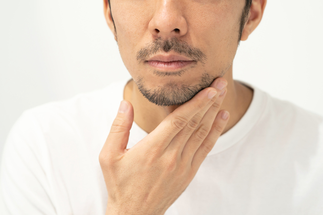 【間違ったヒゲ処理していない？】4割以上の医師が毛抜きで抜くのは間違っていると思うと回答。ヒゲ処理に悩んでいる方へのアドバイスとは？のメイン画像